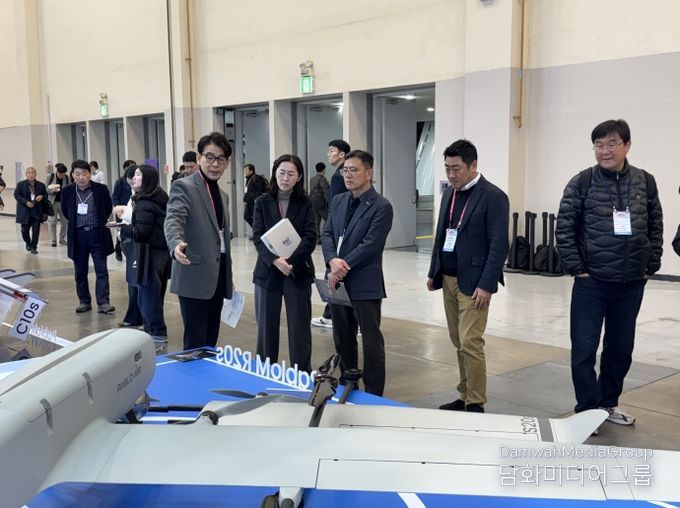 드론쇼코리아 1(왼쪽부터 파블로항공 대표 이원찬, 충북경자청 에어로폴리스팀장 이재숙, 충북경자청 투자유치부장 임영택, 청주대 무인항공기학과 교수 문정호)