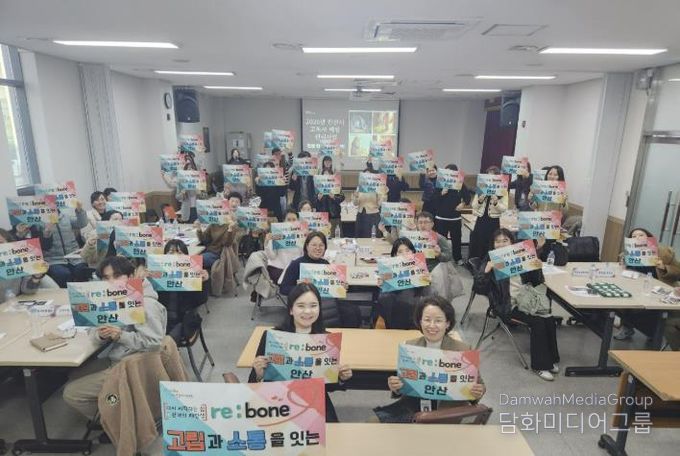 25일 안산시청 제3별관에서 열린 '고독사 예방 및 관리사업 간담회'를 마치고 참석자들이 기념촬영을 하고 있다.