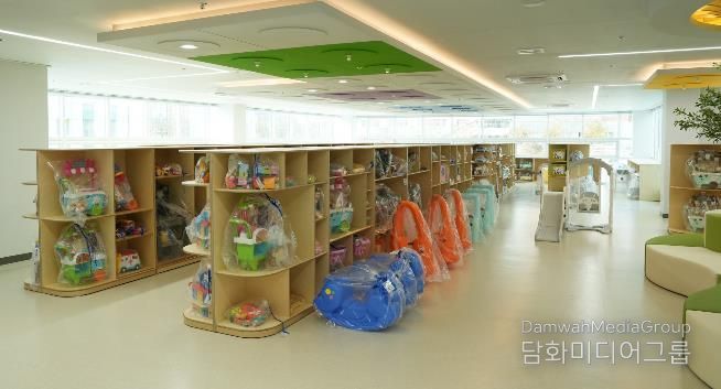 나주시가 27일 빛가람꿈자람센터 육아지원센터(장난감도서관, 놀이체험실)를 정식 개관했다. 사진은 1500여 점의 장난감을 구비한 장난감도서관 모습.(사진 제공-나주시)