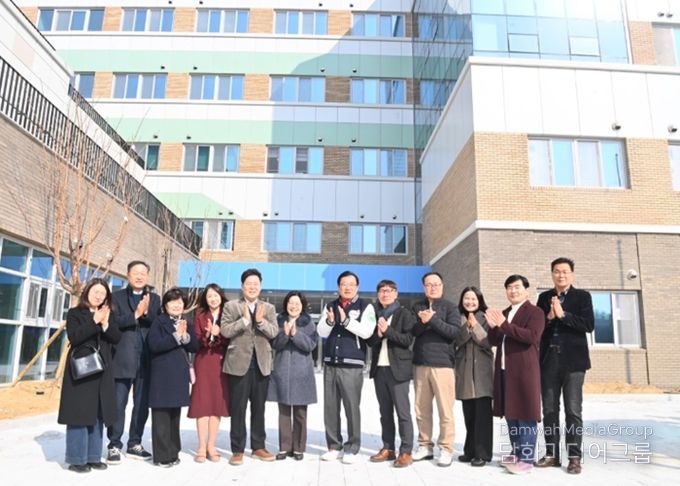 이현재 하남시장이 지난 2월 20일 개교를 앞둔 한홀중학교를 방문해 합동 안전점검을 진행한 후 관계자들과 기념촬영을 하고 있다.