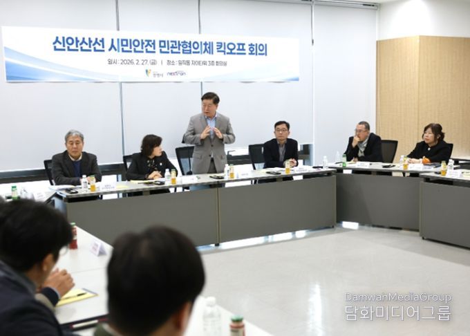 박승원 광명시장이 27일 오후 일직동 자이타워 에이(A)동 3층 회의실에서 열린 ‘신안산선 시민안전민관협의체’ 첫 회의에 참석해 발언하고 있다.