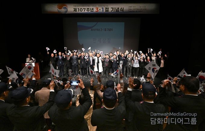 의정부시는 3월 1일 의정부예술의전당 소극장에서 ‘제107주년 3‧1절 기념식’을 개최했다.