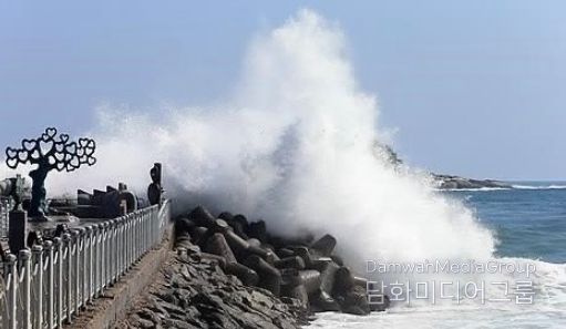 해안가 거센 파도