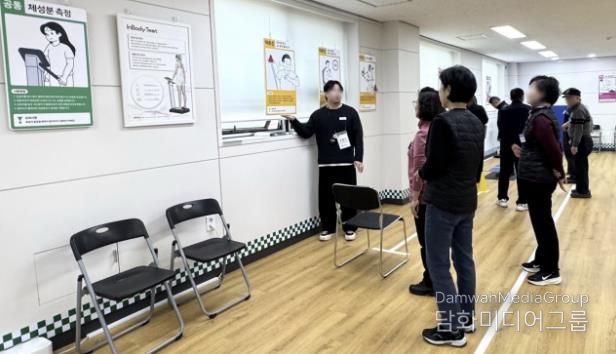 지난 2월 12일, 현장체험단이 동작체력인증센터에서 운동관리사의 설명을 듣고 있다.