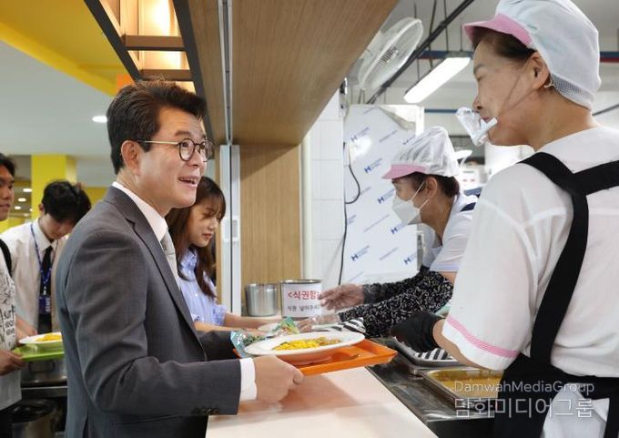 (지난해 6월 ‘천 원의 아침밥’ 체험을 위해 정원오 성동구청장이 한양대학교에 방문한 모습