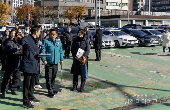 마포유수지 부지 점검에 나선 박강수 마포구청장