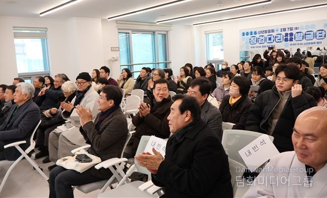 징검다리스쿨 2026년 신년발표회(지난 2월 7일 새로 단장한 징검다리스쿨 독립 공간에서 열린 2026년 신년발표회에 많은 지역 주민들이 찾아와 학생들의 발표를 지켜보았다. 이날 발표회에서는 5년차 교육 과정을 마친 징검다리스쿨의 초중등 인재들이 고고학을 주제로 한 융합 프로젝트 결과를 선보여 주목을 받았다.)