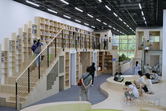 서대문자연사박물관 3층에 위치한 ‘북파크’ 전경. 이곳에서 올해 주요 환경·생태 기념일이나 절기에 맞춰 ‘자연을 담은 북큐레이션’이 열린다.