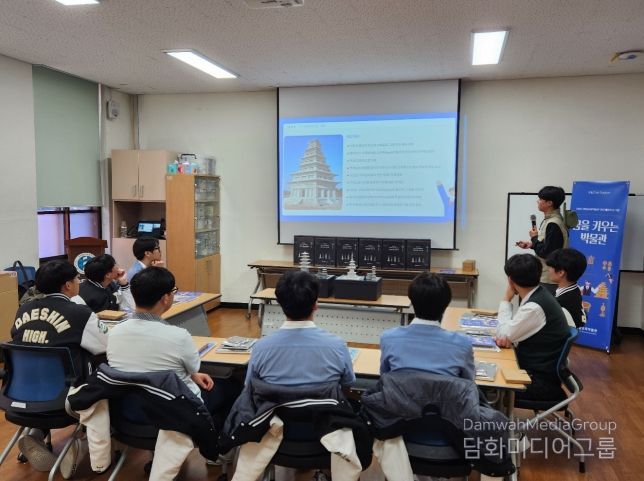교과서 속 건축유산 교구재 활용 수업 진행 모습