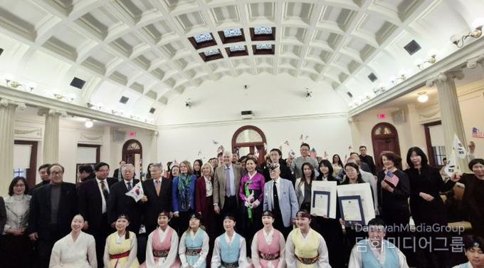 지난 2일(현지시각) 미국 뉴욕주 나소카운티 루즈벨트 행정입법부 건물에서 열린 ‘3·1운동 기념식 및 제7회 유관순상 시상식’에서 윤은미 천안시 복지정책국장과 김민선 미주한인이민사박물관장 등이 기념촬영을 하고 있다.