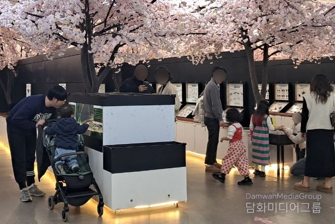 어린이들이 표본관을 관람하는 모습