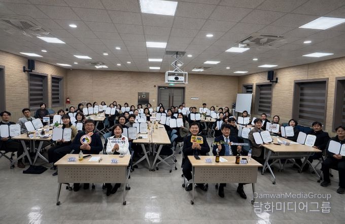 경주시는 2월 27일 경주시종합자원봉사센터에서 ‘2026년 경주시 지역사회보장 실무협의체 실무분과위원회 위촉식 및 분과회의’를 개최하고, 6개 분과 70명의 위원에게 위촉장을 수여한 뒤 기념촬영을 하고 있다