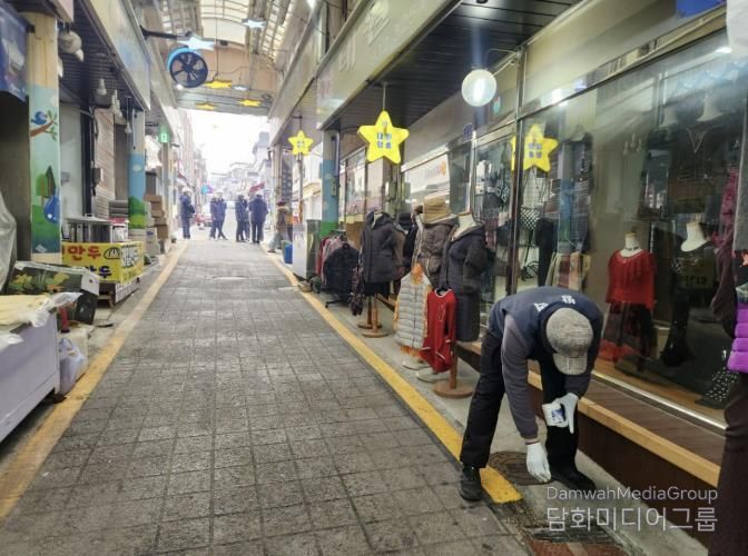 연천군보건의료원, “말라리아, 유충부터 잡는다”… 해빙기 유충구제 실시