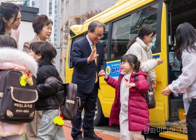 동래구 소재 유치원 아침 등교 맞이 모습(김석준 교육감)