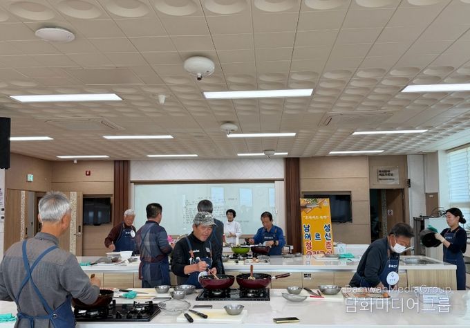 울진군은 ‘남성 어르신 청춘 요리교실’참여자를 3월 3일부터 13일까지 모집한다. (지난 어르신 청춘 요리교실 운영 모습)