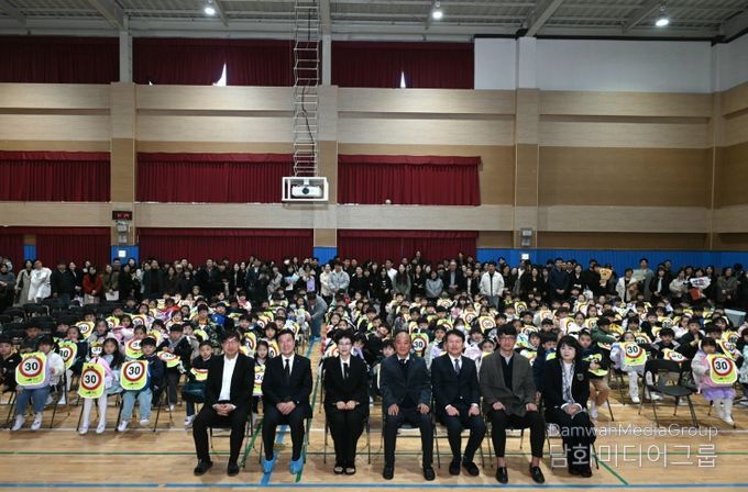 보성초등학교 입학식 교통사고 예방 안전물품 배부 모습