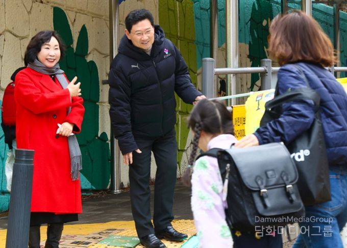 3일 서원초 인근에서 이상일 시장이 교통지도 봉사를 하고 있다