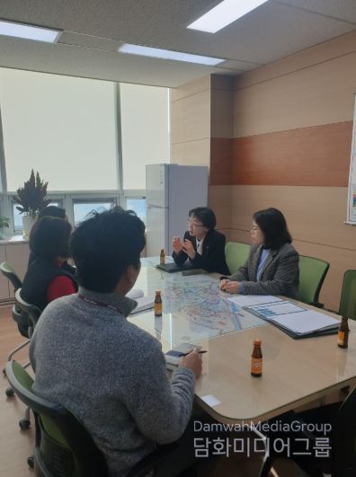 시 관계자가 고양교육지원청과 고등학생 원거리 통학 문제를 논의하고 있다.