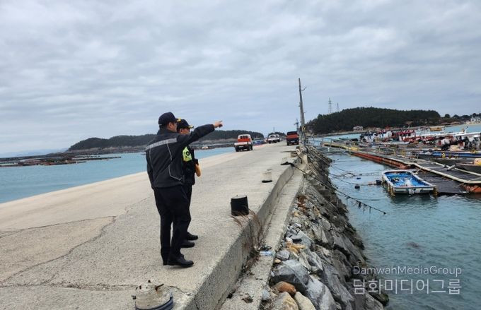 청산도를 현장 점검 중인 완도해양경찰서장의 모습