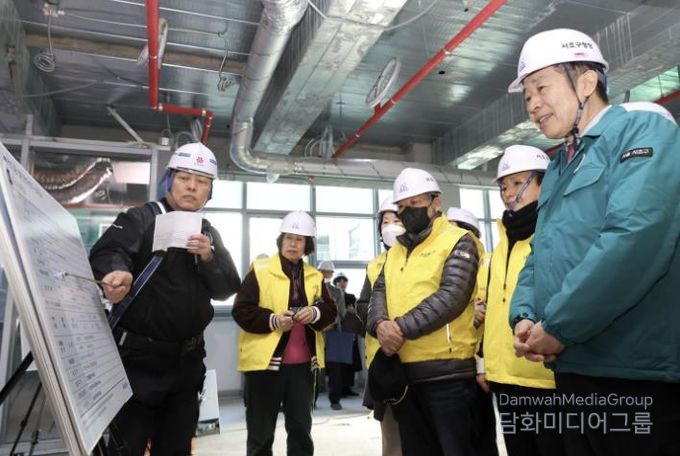 전성수 서초구청장(맨 오른쪽)이 3일 서초3동 열린문화센터 신축 현장에서 주민들과 함께 현장소장의 공사 추진현황과 안전조치 내역 브리핑을 청취하고 있다.