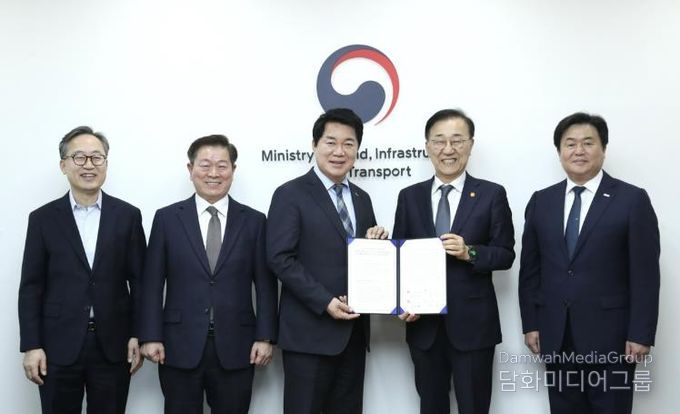 관악구 등 4개 지자체장이 국토부를 방문해 신천신림선 국가철도망 구축계획 반영을 위한 공동건의문을 전달했다(가운데 박준희 관악구청장)