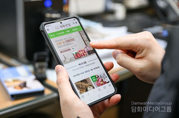 한 시민이 모바일 어플 영주장날에서 설 선물 쇼핑을 하고 있다.