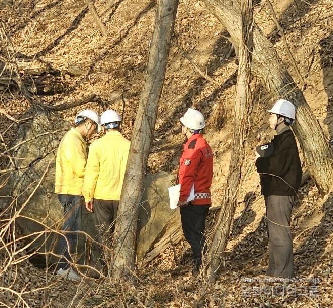 윤성진 제1부시장이 정남면 산사태 취약지역에서 관계 공무원들과 함께 사면 상태를 점검하고 있다.