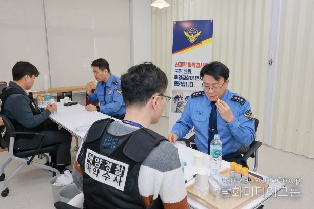 해양경찰청은 2월 26일 오전 인천 연수구 해양경찰청 본청에서 지휘부 등 고위직을 포함한 내부 직원 대상 사전마약검사에 직접 참여하여 국민 신뢰 확보를 위한 선제적 조치를 이어갔다.