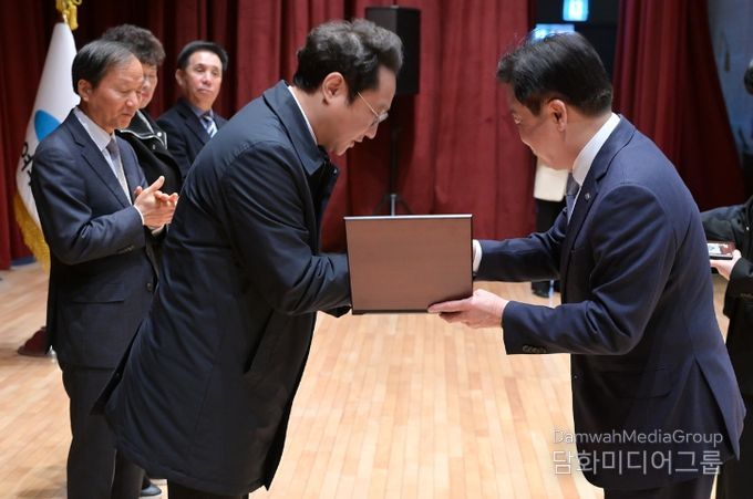 납세자의 날 우수납세자 인증패 수여