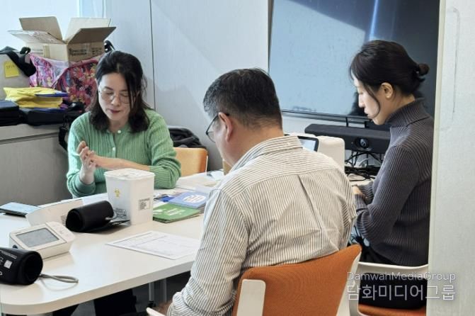 과천시 보건소가 관내 기업에서 진행한 '찾아가는 모바일 헬스케어' 모습