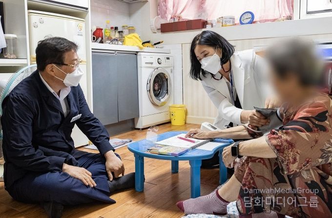 방문건강관리 사업 대상 가구를 방문한 김경호 광진구청장