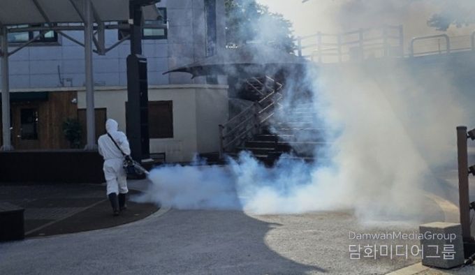 밀양시가 해천야외공연장 일원에서 유충구제 방역 작업을 하고 있다.