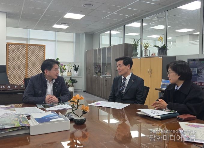 안병구 밀양시장이 4일 기획예산처 조영범 예산실장에게 푸드테크 연구지원센터, 나노산단 공공폐수처리시설 등 밀양시 주요현안 사업을 설명하고 있다.