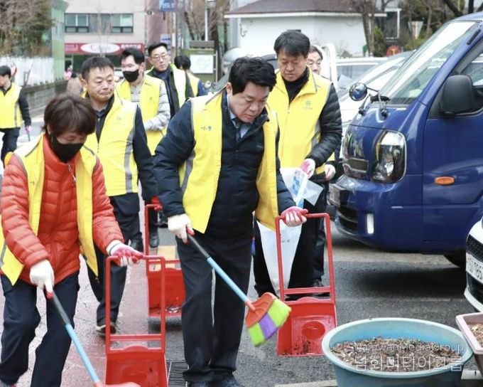 담배꽁초 등 무단투기 쓰레기를 청소하는 박준희 관악구청장(앞줄 오른쪽)