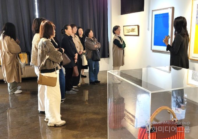 원신흥도서관 ‘아트컨티뉴갤러리’에서 작품 설명을 듣고 감상을 공유하고 있다.