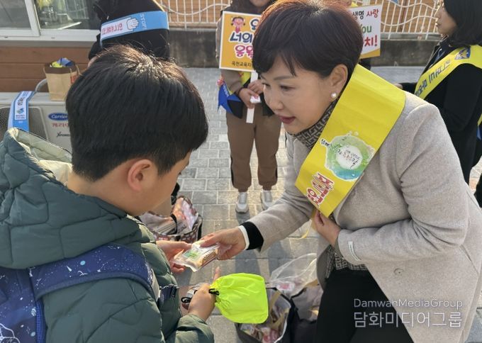 옥천교육지원청, 안전하고 행복한 등굣길 캠페인 실시