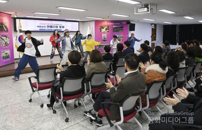 지난 3일 오전 9시 해운대구청 5층 대회의실에서 열린 직원정례조례에서 해운대문화예술단이 케이팝 댄스 공연을 펼치고 있다.