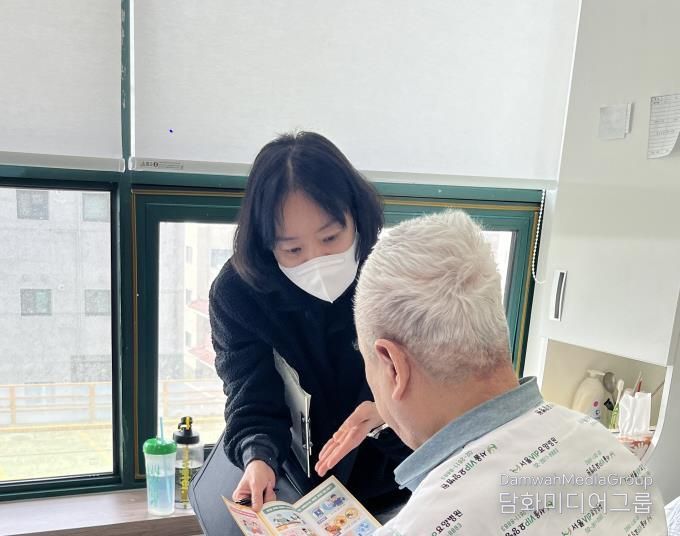 의료급여 사례관리자가 입원 중인 수급자에게 맞춤형 복지 서비스를 안내하고 있다.