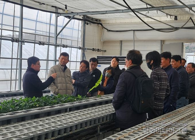 주작목 배움교실 교육생과 선도농가가 포즈를 취하고 있다.