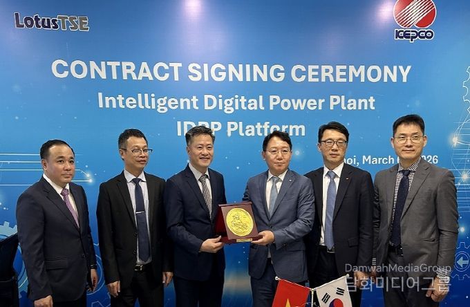 EVNGENCO3社의 납품사인 로터스와의 IDPP 설치 계약 체결식 (왼쪽에서 세번째 응우옌 응옥 또안 로터스 회장, 네번째 문일주 한전 기술혁신본부장)