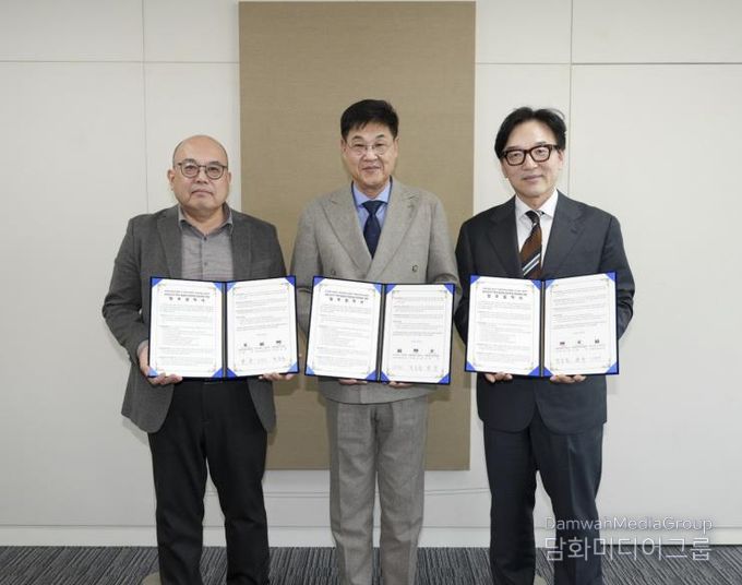 (왼쪽부터)윤태식 kt Brand 전략실장, 정문헌 종로구청장, 한수 대한민국역사박물관장