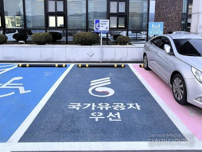 홍천군청 세무회계과 앞 주차구역 사진