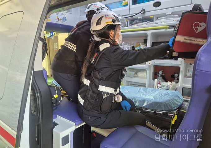 영동소방서 구급대원들이 구급차량 적재 장비를 점검하는 모습