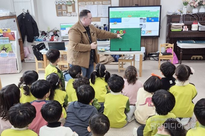 3월 9일 대구 옥포읍 옥빛유치원에서 어린이들이 원어민 교사와 함께 알파벳 수업을 듣고 있다. 대구 기초지자체 중 최초로 시행되는 달성군의 '유치원 원어민 영어교실'의 첫 수업 현장이다.
