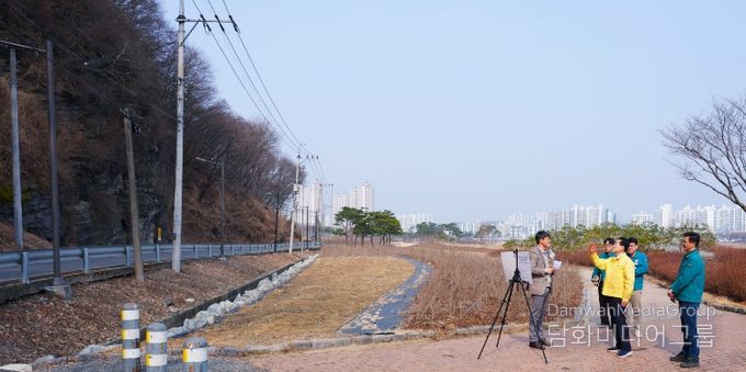 시 관계자들이 완산지구 급경사지에서 현장 안전점검을 하고 있다.