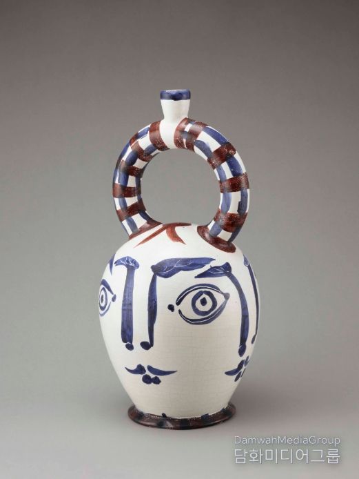 네개의 얼굴이 그려진 아즈텍화병(A.R.401, 1957, 백토, 화장토, 파라핀, 백색에나멜장식, 나이프각인, 55.5×25×25cm, 국립현대미술관소장품)