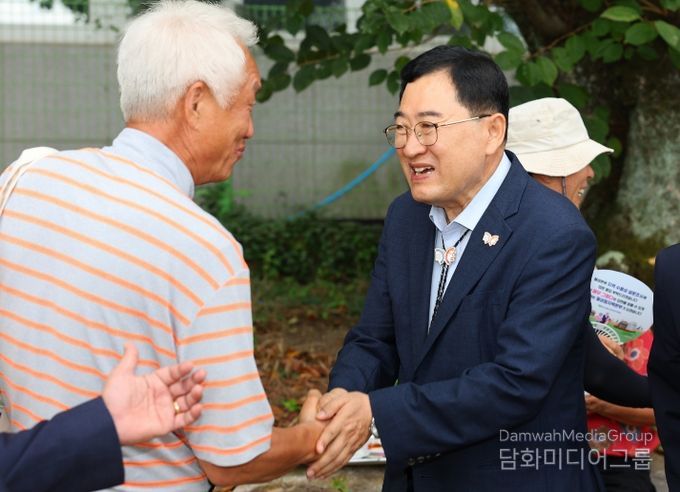 주낙영 경주시장이 지역 경로당을 방문해 어르신과 인사를 나누고 있다