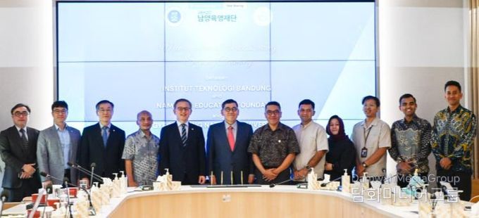 경상국립대학교-반둥공과대학교-남양육영재단이 3자 간 MOU를 체결하고 있다.