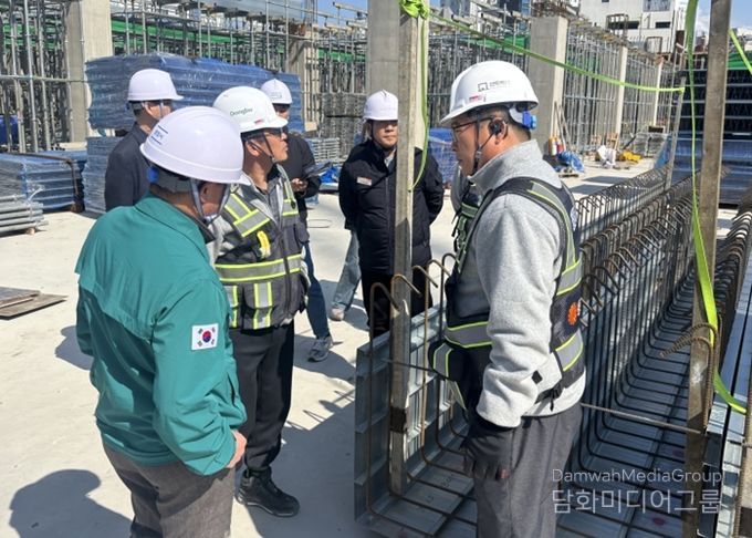 포항시는 해빙기를 맞아 공사 현장의 안전사고 예방과 시설물 관리에 철저를 기하기 위해 12일 ‘포항 국제전시컨벤션센터(POEX) 건립공사’ 현장을 대상으로 안전점검을 실시했다.