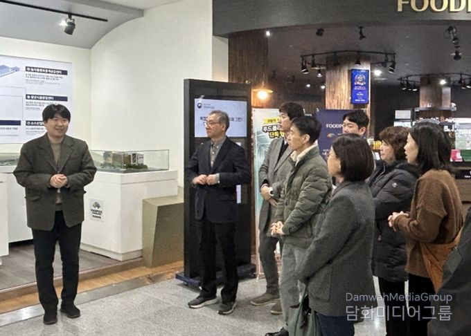 포항시는 지역 식품산업 경쟁력 강화를 위해 12일 한국식품산업클러스터진흥원을 방문해 기관 협력 방안을 논의하고 관련 시설을 견학했다.